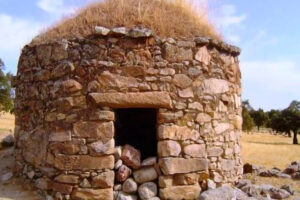 La vivienda en la Prehistoria: tipos, materiales y construcción.