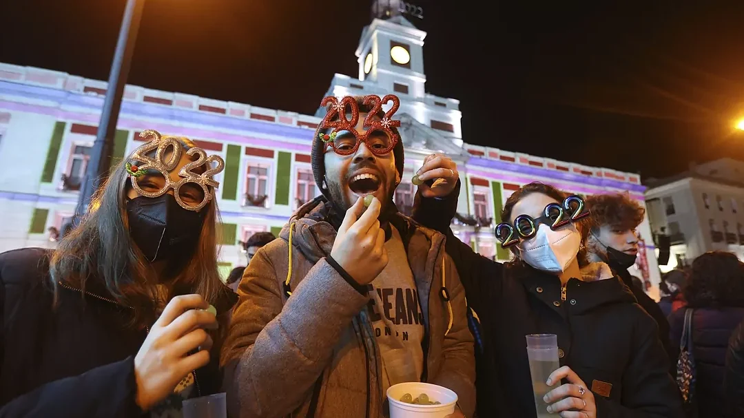 Las 12 uvas de la suerte en Nochevieja: una tradición española emblemática