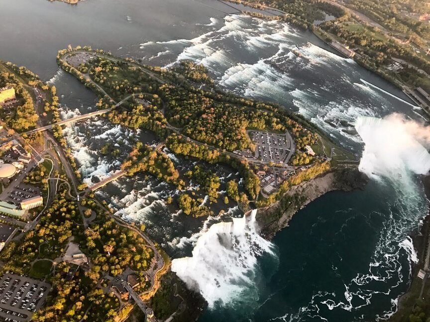 Las Cataratas del Niágara: Maravilla Natural en la Frontera Canadiense-Estadounidense