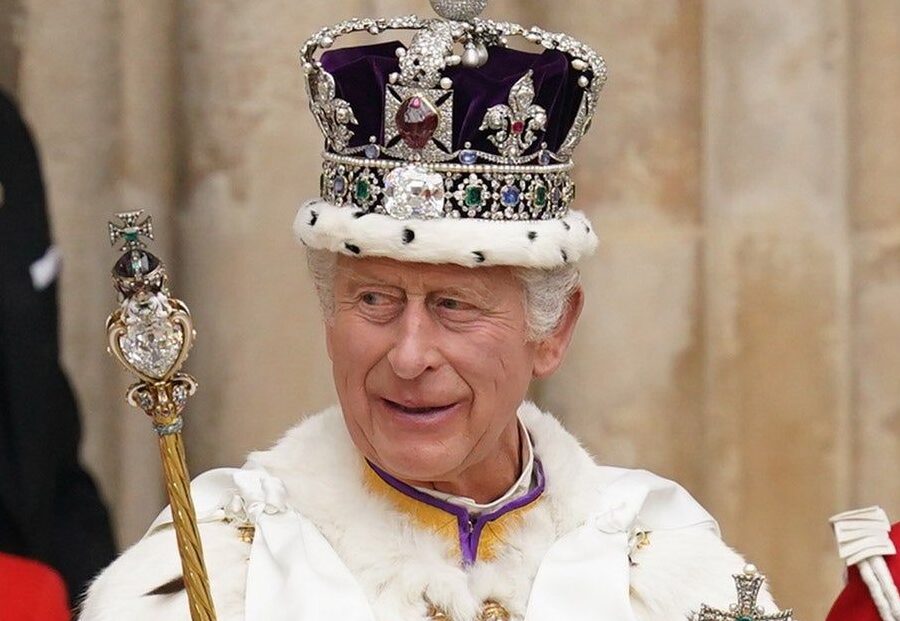 Las manos del Rey de Inglaterra: simbolismo y significado en la historia británica.