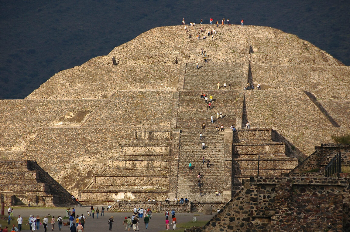 Las Pirámides del Sol y la Luna en Teotihuacán: Testimonios de la Antigua Civilización Mexica