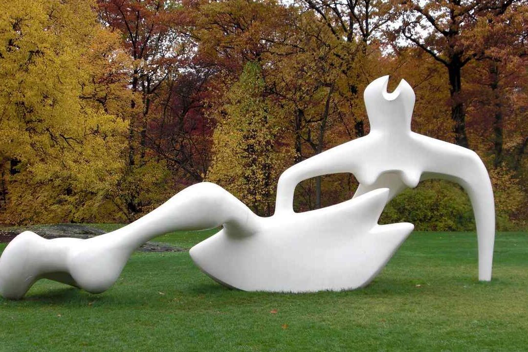 Obras destacadas de Henry Moore: El legado escultórico del maestro del arte moderno.