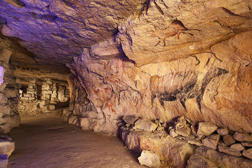 Pintura rupestre en cuevas: Arte primitivo plasmado en roca.