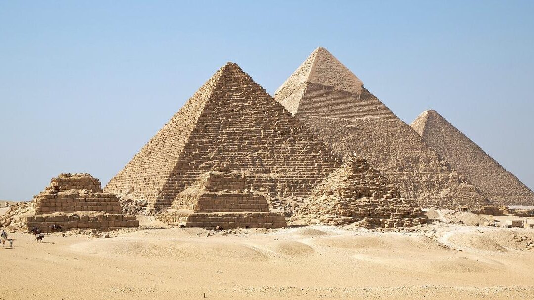 Pirámides alineadas alrededor del mundo: misterios y teorías.