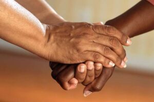 Saludo de manos: tradición y significado en diferentes culturas
