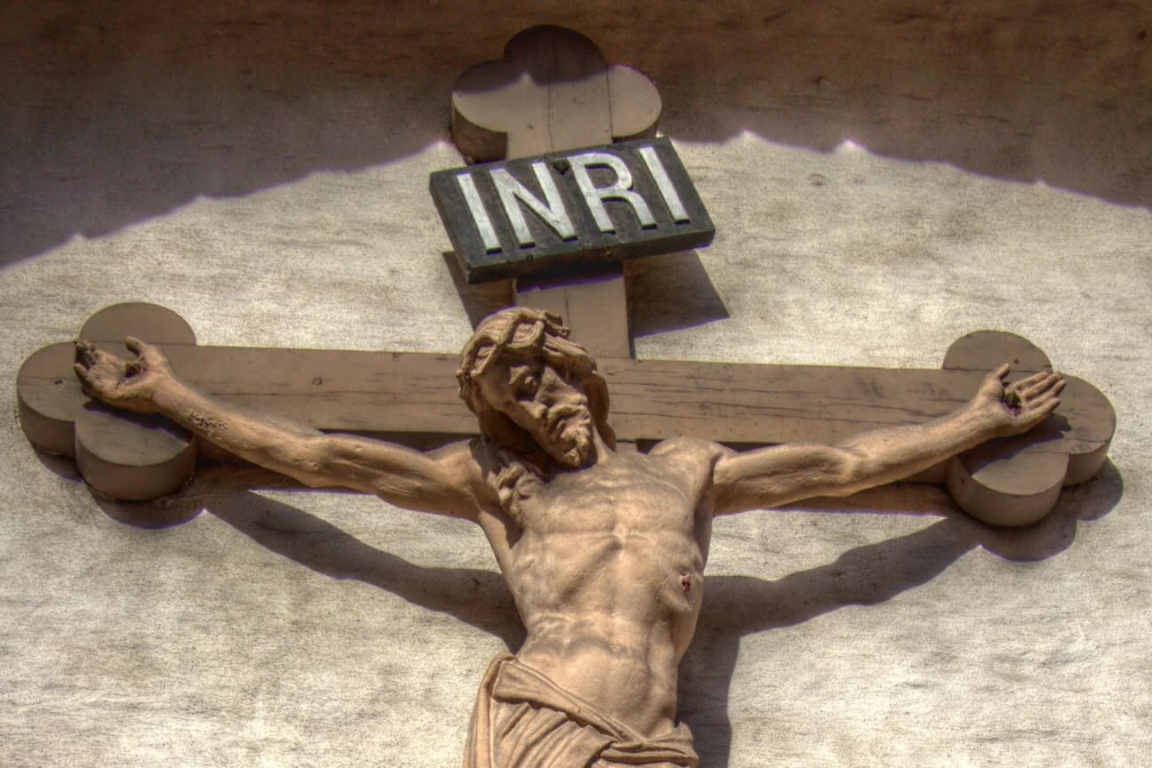 Significado de la inscripción I.N.R.I en la cruz de Jesús