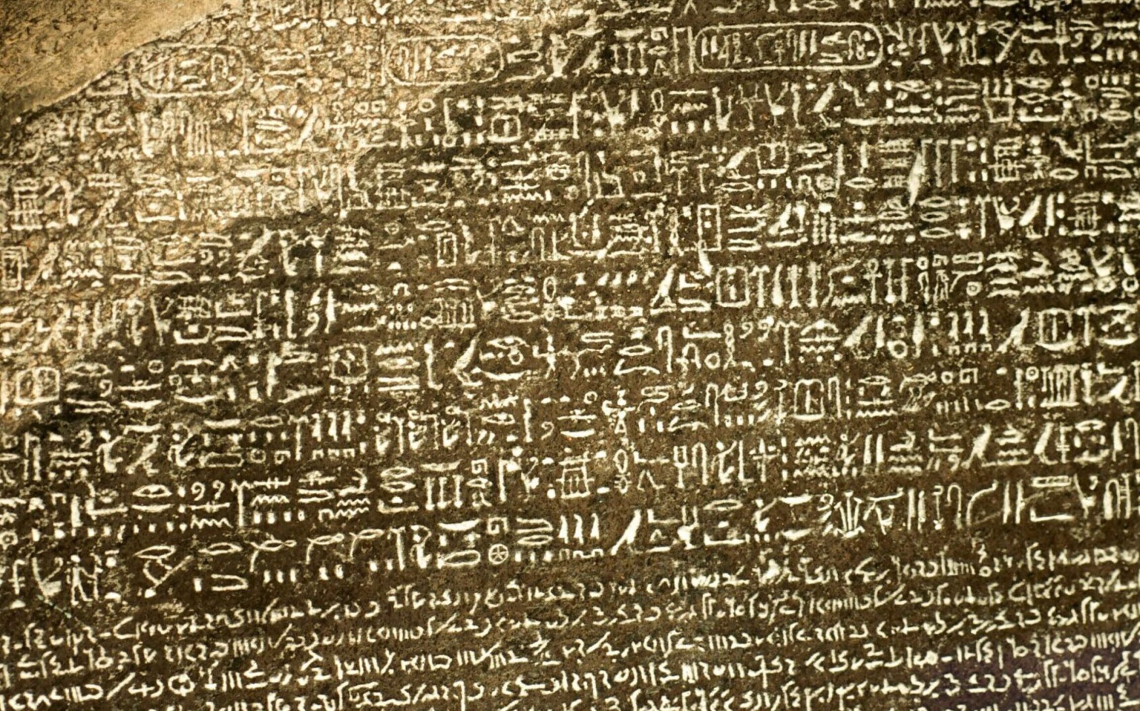 Significado de la Piedra Rosetta y su Importancia en la Historia de la Egiptología