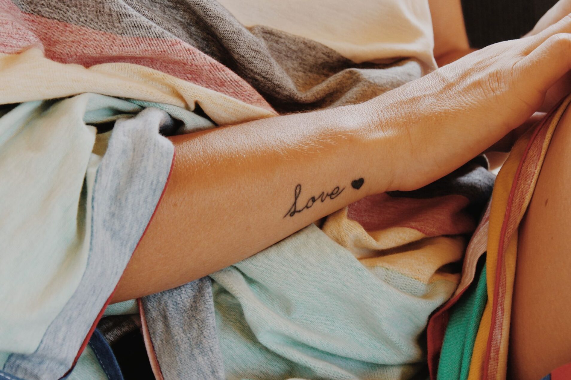 Significado y tendencias del tatuaje de palabras en mujeres