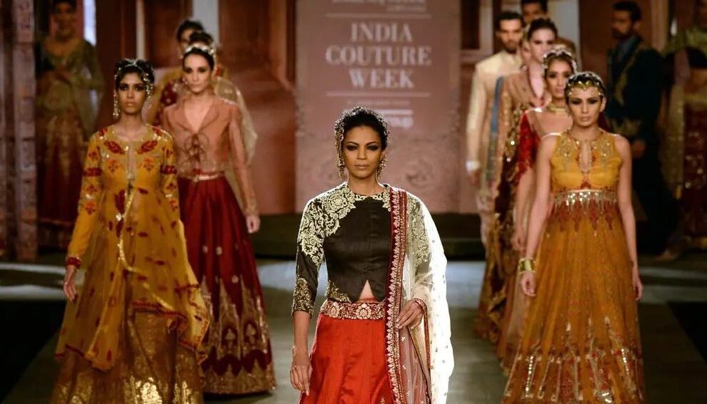 Traje tradicional femenino de la India: una mirada a la moda y la cultura.